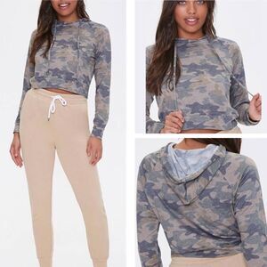 Forever 21 Super Soft Cropped Camo Hoodie Size S